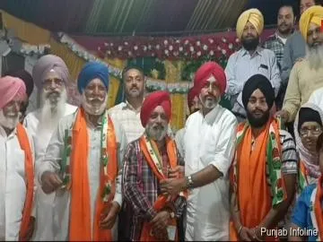 Akali Leader Gurpreet Singh Maksudra joins Congress with supporters