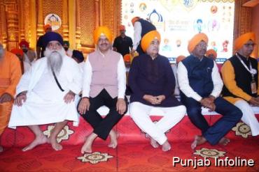 ਚੌਂਕੜੇ ਦੀ ਥਾਂ ਮੇਜ ਤੇ ਲੱਤਾਂ – ਦਮਦਮੀ ਟਕਸਾਲ ਮੁਖੀ ਦੀ ਹਰਕਤ ’ਤੇ ਸੰਗਤਾਂ ਦਾ ਗੁੱਸਾ