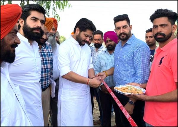 23 ਲੱਖ ਰੁਪੈ ਦੀ ਲਾਗਤ ਨਾਲ ਸੜਕ ਤੇ ਪ੍ਰੀਮਿਕਸ ਪੁਆਉਣ ਦਾ ਕੰਮ ਸ਼ੁਰੂ