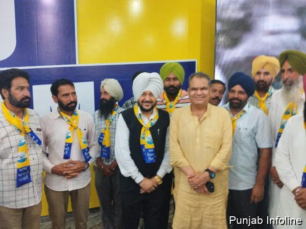 State President Rajinder Pal Anand, Former DSP & Advocate, Campaigns Door-to-Door Seeking Votes for Sanjeev Arora