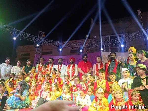 ਅਨਾਜ ਮੰਡੀ ਦੋਰਾਹਾ ਵਿਖੇ ਜਨਮ ਅਸ਼ਟਮੀ ‘ਤੇ ਕਰਵਾਏ ਗਏ ਸਮਾਗਮ ‘ਚ ਪ੍ਰਮੁੱਖ ਭਾਜਪਾ ਆਗੂਆਂ ਕੀਤੀ ਇਨਾਮਾਂ ਦੀ ਵੰਡ