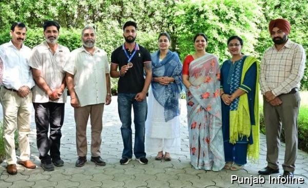 Guru Nanak National College Doraha wins gold medal in powerlifting