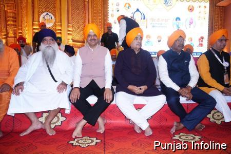 ਚੌਂਕੜੇ ਦੀ ਥਾਂ ਮੇਜ ਤੇ ਲੱਤਾਂ – ਦਮਦਮੀ ਟਕਸਾਲ ਮੁਖੀ ਦੀ ਹਰਕਤ ’ਤੇ ਸੰਗਤਾਂ ਦਾ ਗੁੱਸਾ