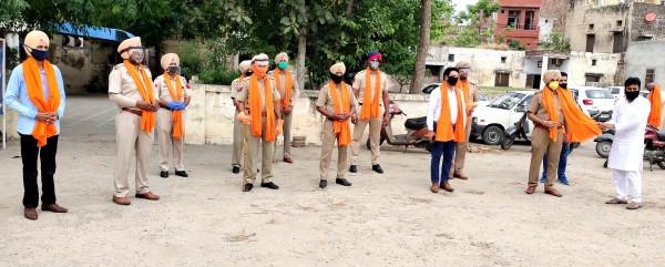 ਸਰਪੰਚ ਮਿੱਠੂ ਲੱਡਾ ਵੱਲੋਂ ਪੁਲਿਸ ਪ੍ਰਸ਼ਾਸਨ, ਡਾਕਟਰਾਂ ਅਤੇ ਪੱਤਰਕਾਰਾਂ ਦਾ ਸਨਮਾਨ