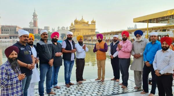 ਸ਼੍ਰੋਮਣੀ ਅਕਾਲੀ ਦਲ ਵਿਚ ਸ਼ਮੂਲੀਅਤ ਉਪਰੰਤ ਐਡਵੋਕੇਟ ਮੈਣੀ ਸ੍ਰੀ ਹਰਿਮੰਦਰ ਸਾਹਿਬ ਵਿਖੇ ਹੋਏ ਨਤਮਸਤਕ ।