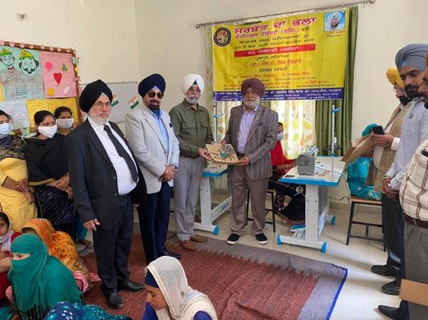 ਜੂਟ ਦੇ ਬੈਗ ਤੇ ਹੋਰ ਸਜਾਵਟੀ ਵਸਤਾਂ ਬਣਾਉਣ ਲਈ ਸਰਬੱਤ ਦਾ ਭਲਾ ਟਰੱਸਟ ਨੇ ਕੇਂਦਰੀ ਜੇਲ੍ਹ ਨੂੰ ਤਿੰਨ ਸਿਲਾਈ ਮਸ਼ੀਨਾਂ ਸੌਂਪੀਆਂ