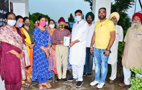 ਬੱਚਿਆਂ ਦੇ ਹੁਨਰ ਦੇ ਵਿਕਾਸ ਲਈ ਜਗਦੀਸ਼ ਕੁਮਾਰ ਜੱਗਾ ਨੇ ਰਾਜਪੁਰਾ ਸੁਪਰ ਕਿਡਜ਼ ਕਾਂਟੈਸਟ ਦੇ ਜੇਤੂਆਂ ਨਾਲ ਮੁਲਾਕਾਤ ਕਰ ਕੇ ਐਂਡਰਾਇਡ ਟੈਬਲੇਟ ਵੰਡੀਆਂ